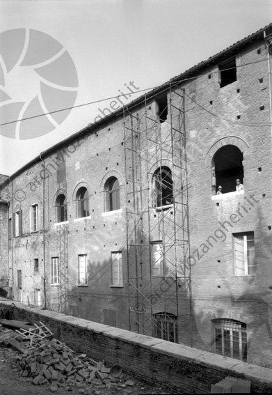 Caserma Ordelaffi Lavori di ristrutturazione del Comune di Cesena impalcature punteggi macerie muretto salita Matteo Nuti scalette