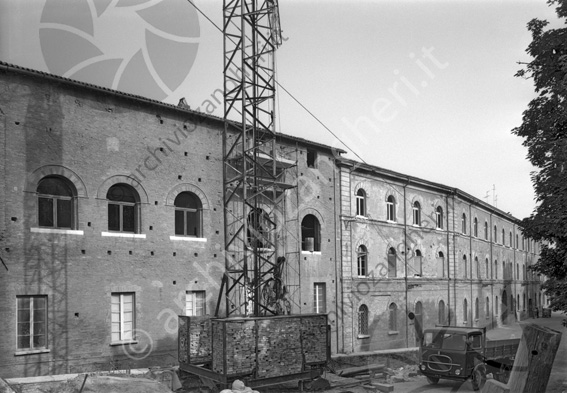 Caserma Ordelaffi esterno Piazza Zangheri piazzetta cesenati del 1377 lavori di ristrutturazione del Comune gru ponteggi e impalcature