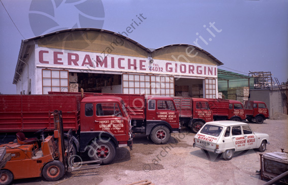 Ceramiche Giorgini Achille Pioppa Camion Rossi in fila automobile muletto capannone