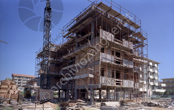 Cantiere costruzione condominio Lido di Savio via Cotignola ponteggi impalcature costruzione carpenteria gru cantiere edile hotel Avana Rock
