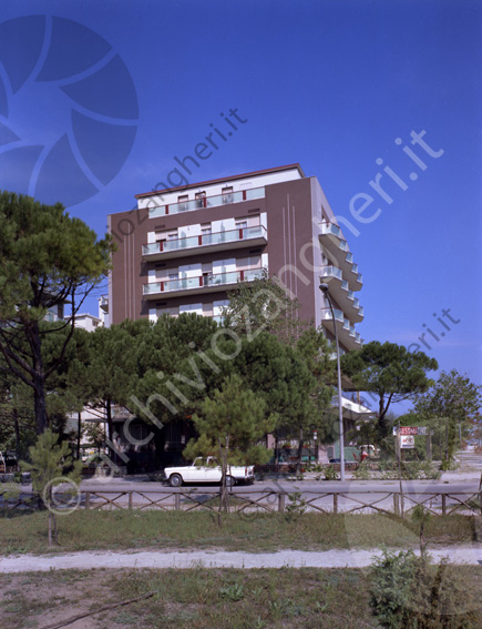 Hotel Ausonia Milano Marittima esterno vialetto giardino strada auto alberi pini albergo