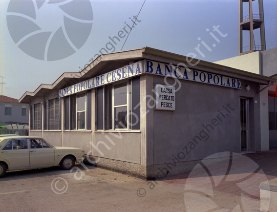 Banca Popolare di Cesena Filiale Mercato del pesce di Cesenatico esterno casetta cassa auto vetrate