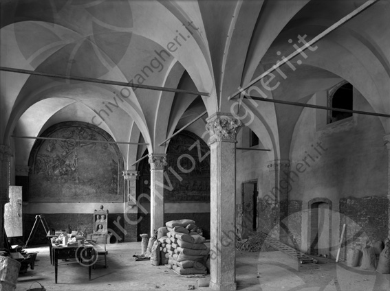 Biblioteca Malatestiana interno refettorio volte sacchi affreschi lavori scala
