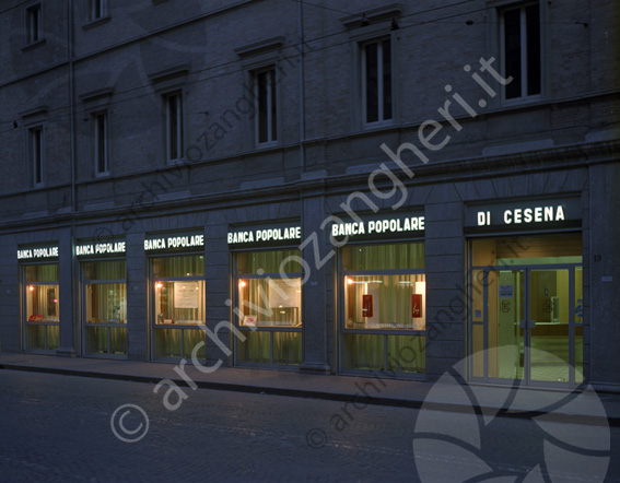 Banca Popolare di Cesena Filiale di Rimini esterno Istituto di credito in vetrina strada notturna