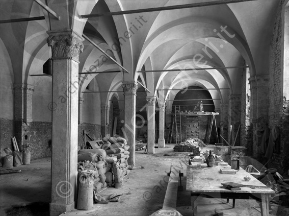 Biblioteca Malatestiana interno refettorio cavalletti ponteggio scala sacchi tavolo lavori colonne capitelli