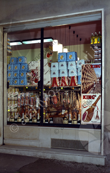 vetrina minimarket Negozio alimentare panettone salumi