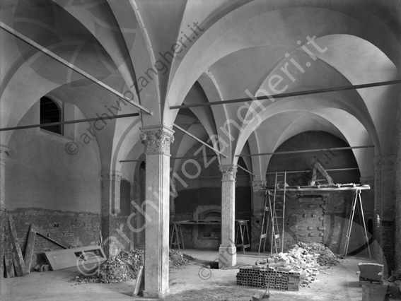 Biblioteca Malatestiana interno refettorio scala sacchi lavori colonne capitelli mattoni macerie ante porte macerie ponteggio 