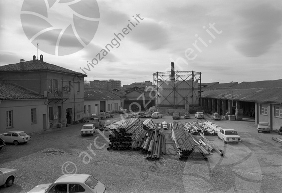 Azienda gas acquedotto Sede vista dall'alto Piazzale Portici automobili parcheggiate lunghe tubazioni cisterna gigante