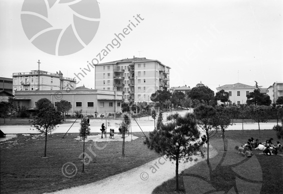 Giardini pubblici di Serravalle Parco giardino piccoli alberi vialetto bambini giochi