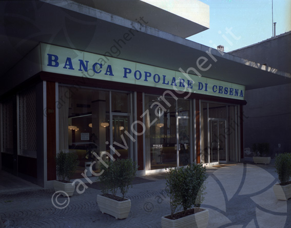 Banca Popolare di Cesena Filiale di Rimini esterno Istituto di credito vetrine ingresso fioriere