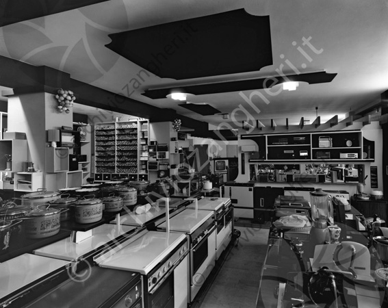 Negozio Mirri interno negozio elettrodomestici forni cucine pentole 