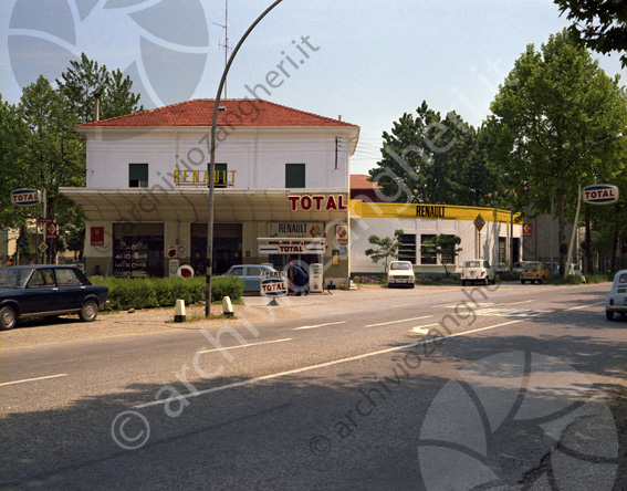 Officina Babbi esterno meccanico edificio rifornimento benzinaio total renault pompa di benzina distributore