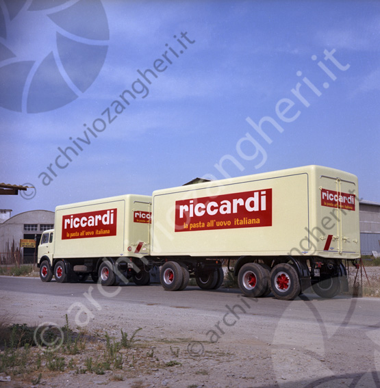 Carrozzeria Romagna camion Riccardi camion autocarro pasta uovo all'italiana bilico