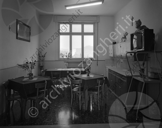 Istituto S.Giuseppe ENAOLI Sarsina interni sala da pranzo tavoli sedie televisore 