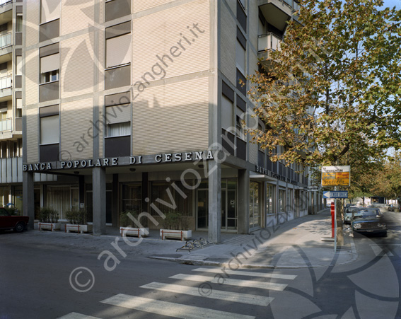 Banca popolare di Cesena esterno filiale di Cesenatico banca edificio esterno strada marciapiede condominio striscie pedonali