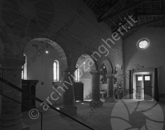 Chiesa Pieve di San Donato di Polenta interno chiesa colonne altare scale ingresso confessionale navate portone