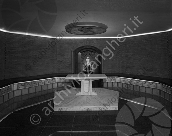 Cimitero di Cesena interno cripta cimitero cripta sotterranea altare statua 