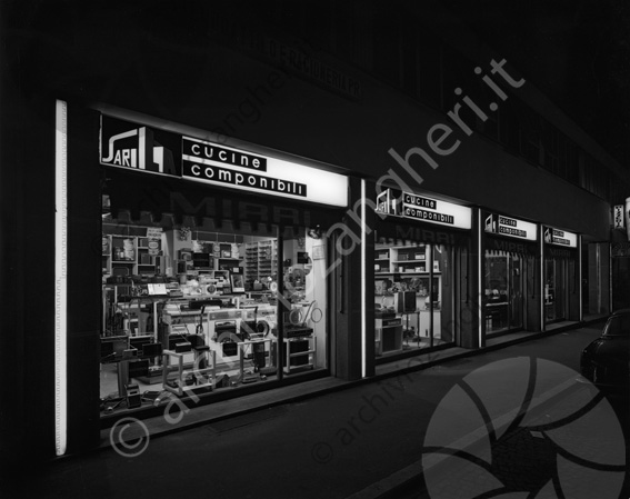 Vetrina negozio Mirri notturna negozio vetrina esterno elettrodomestici cucina 