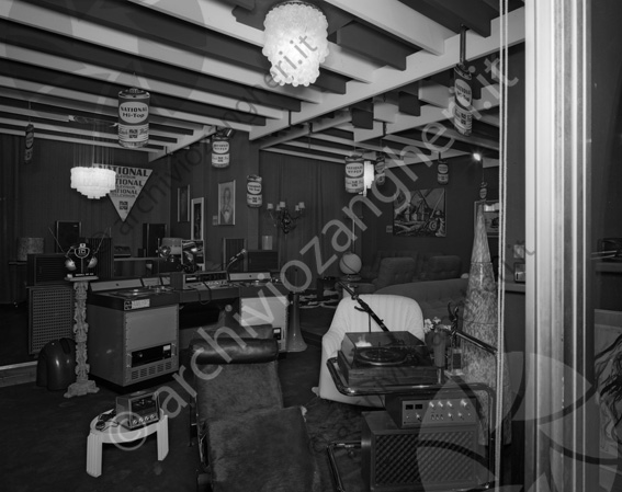 Vetrina negozio Mirri notturna negozio elettrodomestici  giradischi cuffie amplificatori lampadari