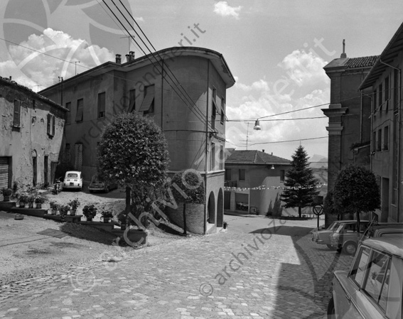 Roncofreddo Via Aldo Moro viale case auto bandiere alberi vasi fiori 