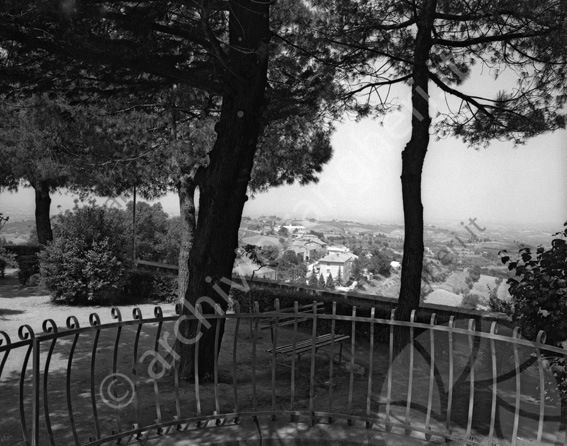 Roncofreddo panoramica dai giardini di via Cesare Battisti vista panorama terrazza ringhiera giardino panchina 