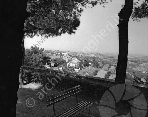 Roncofreddo panoramica dai giardini di via Cesare Battisti vista panorama giardino panchina 