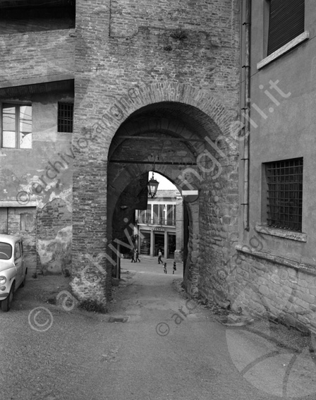 Roncofreddo Passaggio nella Torre Civica sottopassaggio campanile torre città negozio alimentari 