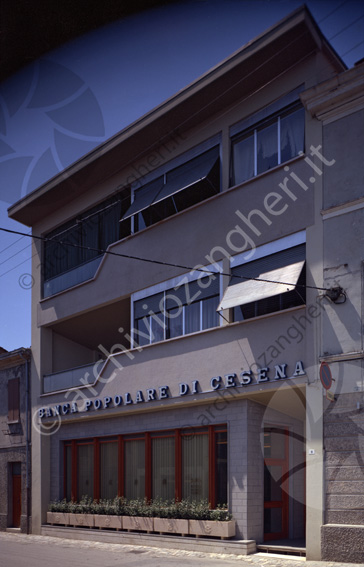 Banca Popolare di Cesena filiale di Bertinoro esterno banca edificio esterno vetrina ingresso vasi piante 