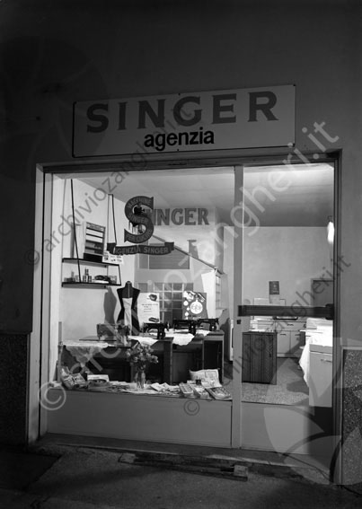 Agenzia Singer di Montiano Vetrina negozio macchine da cucire o manichino vestito olio lubrificante vaso di fiori