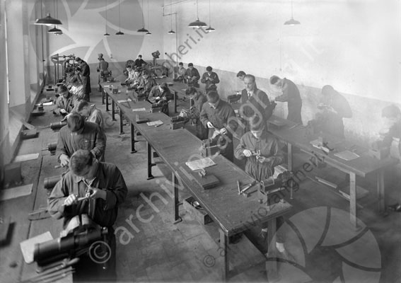 Scuola professionale Industriale aula tavoli studenti morsetti attrezzi da lavoro insegnanti macchinari cacciavite fogli morsa