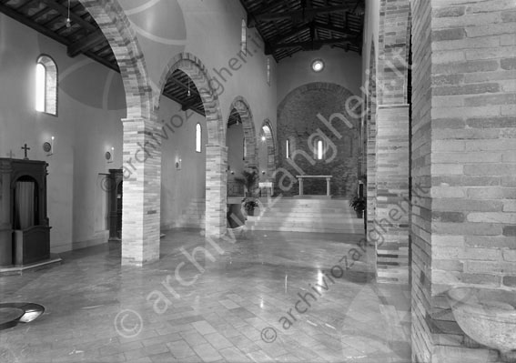 Chiesa di S.Mauro in Valle interno pieve navate altare colonne archi confessionale croce scalinata presbiterio 