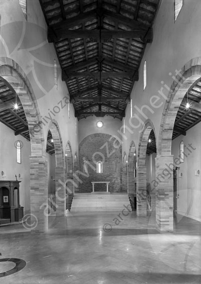 Chiesa di S.Mauro in Valle interno pieve navate altare colonne archi confessionale croce scalinata presbiterio travi di legno soffitto 