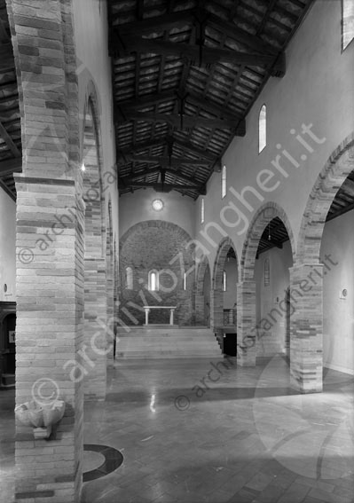 Chiesa di S.Mauro in Valle interno pieve navate altare colonne archi scalinata presbiterio acquasantiera confessionale travi di legno soffitto 
