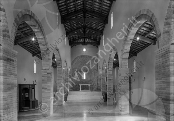 Chiesa di S.Mauro in Valle interno pieve navate altare colonne archi scalinata presbiterio confessionale travi di legno soffitto 