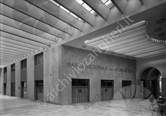 Banca Nazionale dell'Agricoltura esterno galleria OIR edificio portico banca tende bna vetrine