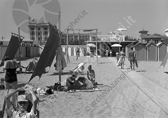 Bagno Casali Cesenatico mare spiaggia grande hotel lettino ombrelloni cabine altalene passerella giochi