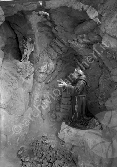 Osservanza Grotta di S.Antonio grotta caverna cava scavo rocce sassi santi angelo fiori 