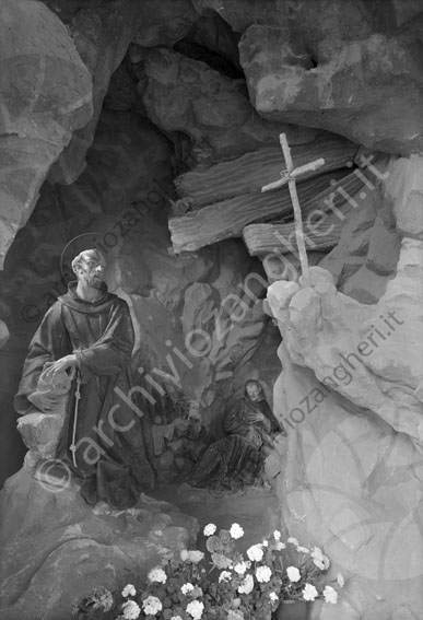 Osservanza Grotta di S.Francesco grotta caverna cava scavo rocce sassi santo fiori croce 
