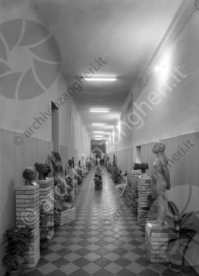 Settimana Cesenate Sala sculture statue opere d'arte corridoio mattoni teste facce piante istituto professionale comandini scuola 