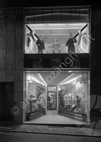 Vetrina negozio La Rinascente vetrata negozio abbigliamento sartoria manichini pantaloni cappotti vestiti abiti 