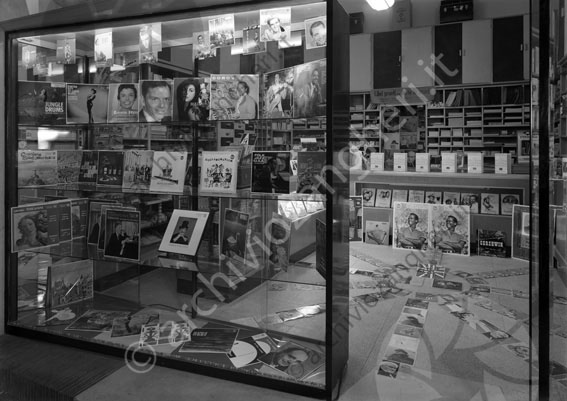 Vetrina Lelli vetrata negozio cartolibreria edicola dischi scuola materiale scolastico libri ingresso vinili