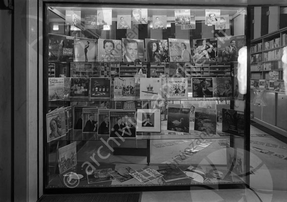Vetrina Lelli vetrata negozio cartolibreria edicola dischi scuola materiale scolastico vinili
