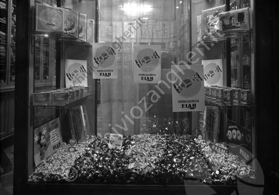 Vetrina negozio Parciocal Elah vetrina caramelle dolci dolciumi cioccolatini liquirizia menta scatole 