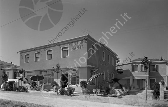 Pensione Marta Cesenatico esterno esterno cortile giardino albergo casa edificio villa ombrelloni sdraio viale ingresso 