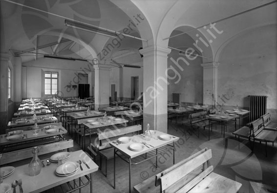 Scuola Industriale sala mensa aula mensa sala da pranzo tavoli panchine piatti posate salone