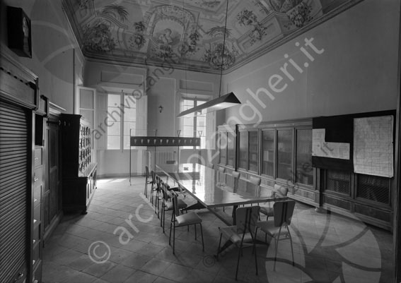 Scuola Industriale aula insegnanti scuola aula insegnanti orario scolastico sedie tavolo attaccapanni credenza vetrinette affreschi soffitto bacheca