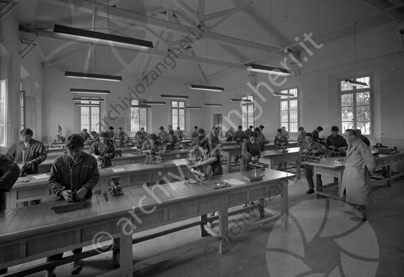 Scuola Industriale laboratorio officina aula laboratorio attrezzi banchi tavoli studenti insegnante lezione 