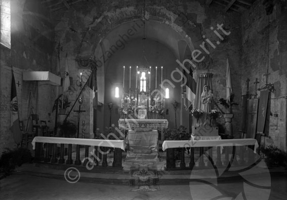 Pieve di San Giovanni in Compito Savignano chiesa pieve altare candele madonna croce fiori tabernacolo stendardi 