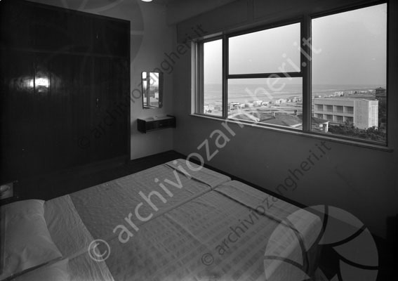 Grattacielo di Cesenatico camera con finestra vista mare grattacielo albergo appartamento camera da letto letto matrimoniale armadio panorama mare specchio finestra 