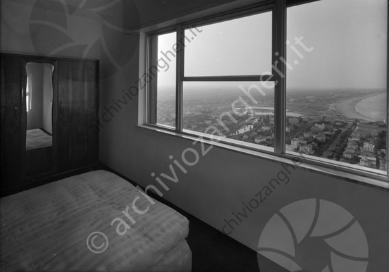 Grattacielo di Cesenatico camera con finestra vista mare grattacielo albergo appartamento camera da letto armadio panorama mare specchio finestra 